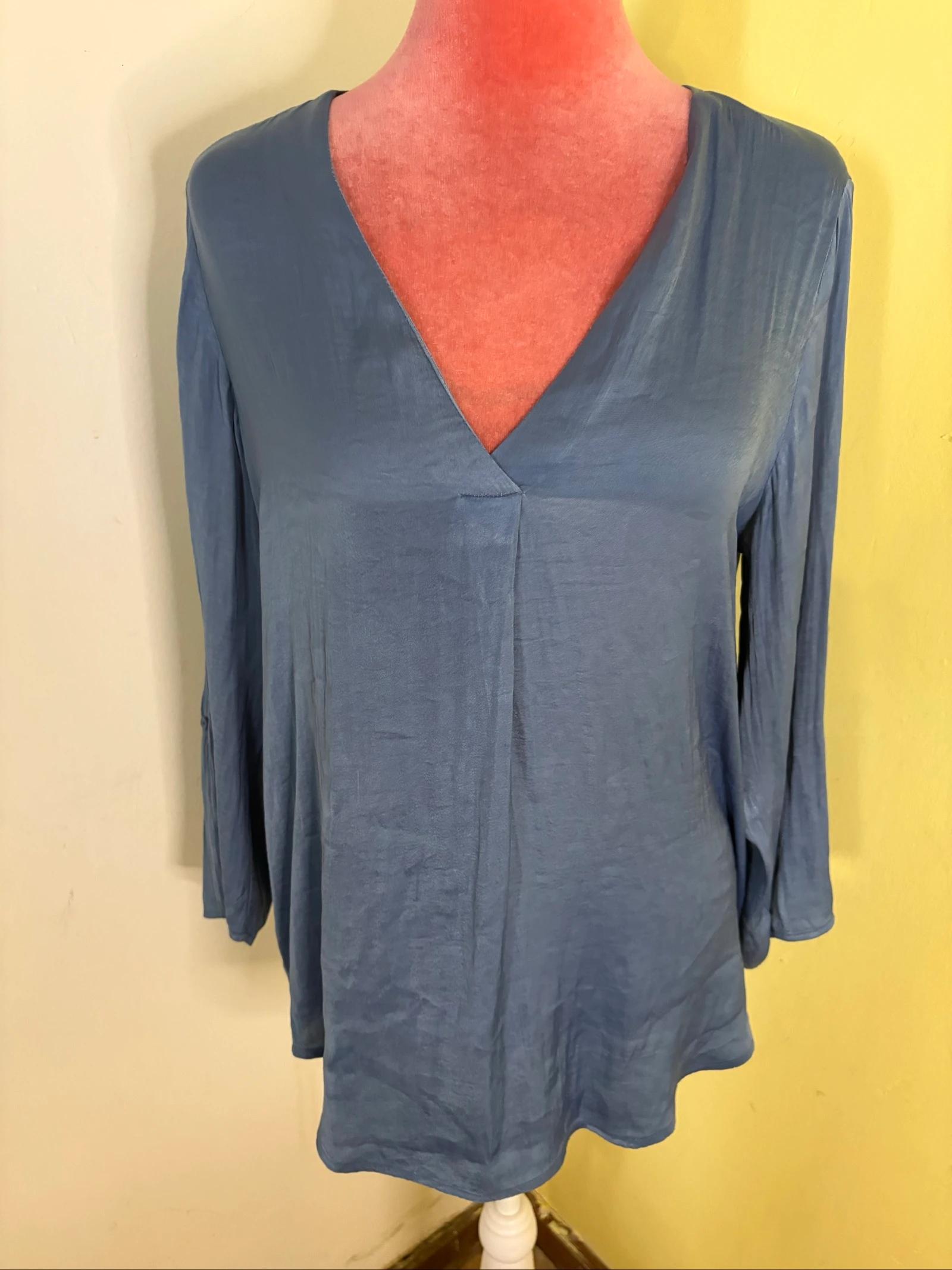 Blusa Fluida Azul Acinzentada com Decote em V